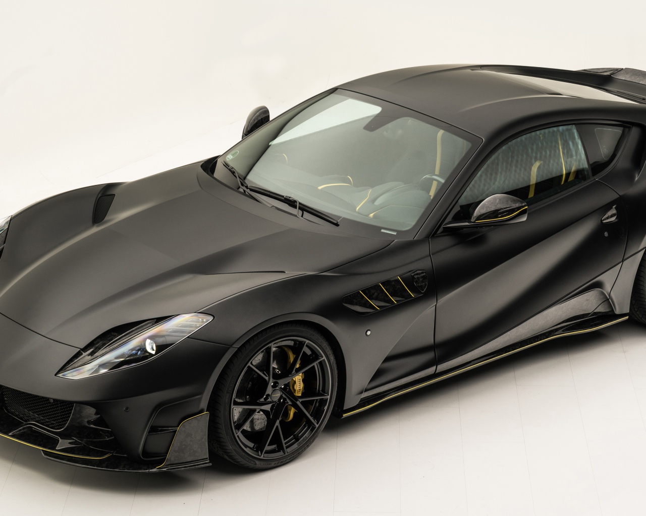 Черный автомобиль Mansory Stallone на белом фоне