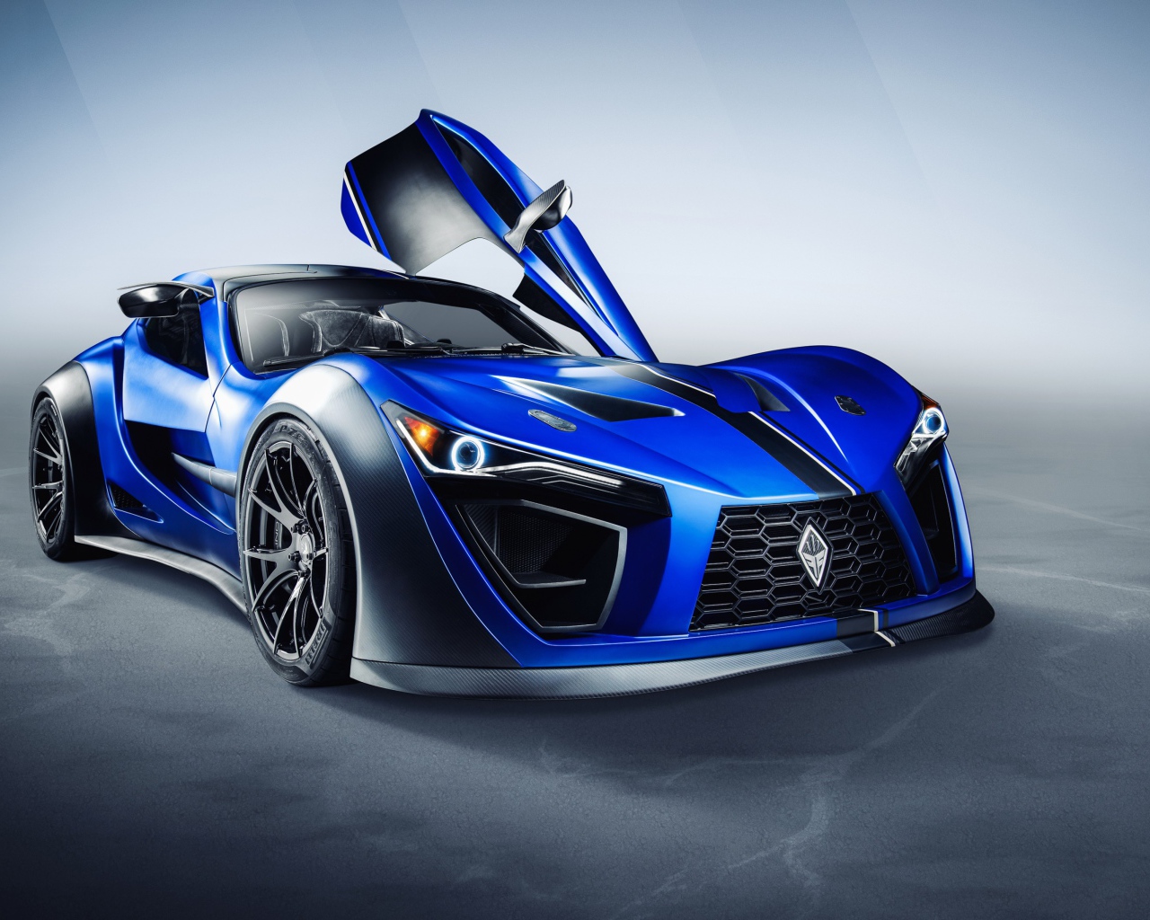 Синий автомобиль Felino CB7R 2020 года на сером фоне