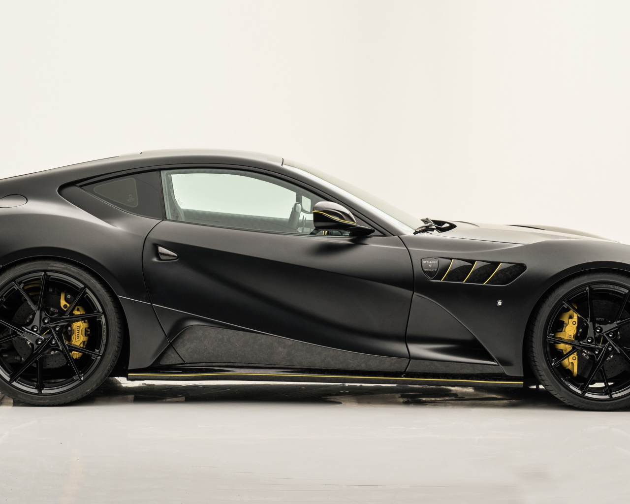 Черный автомобиль Mansory Stallone вид сбоку 