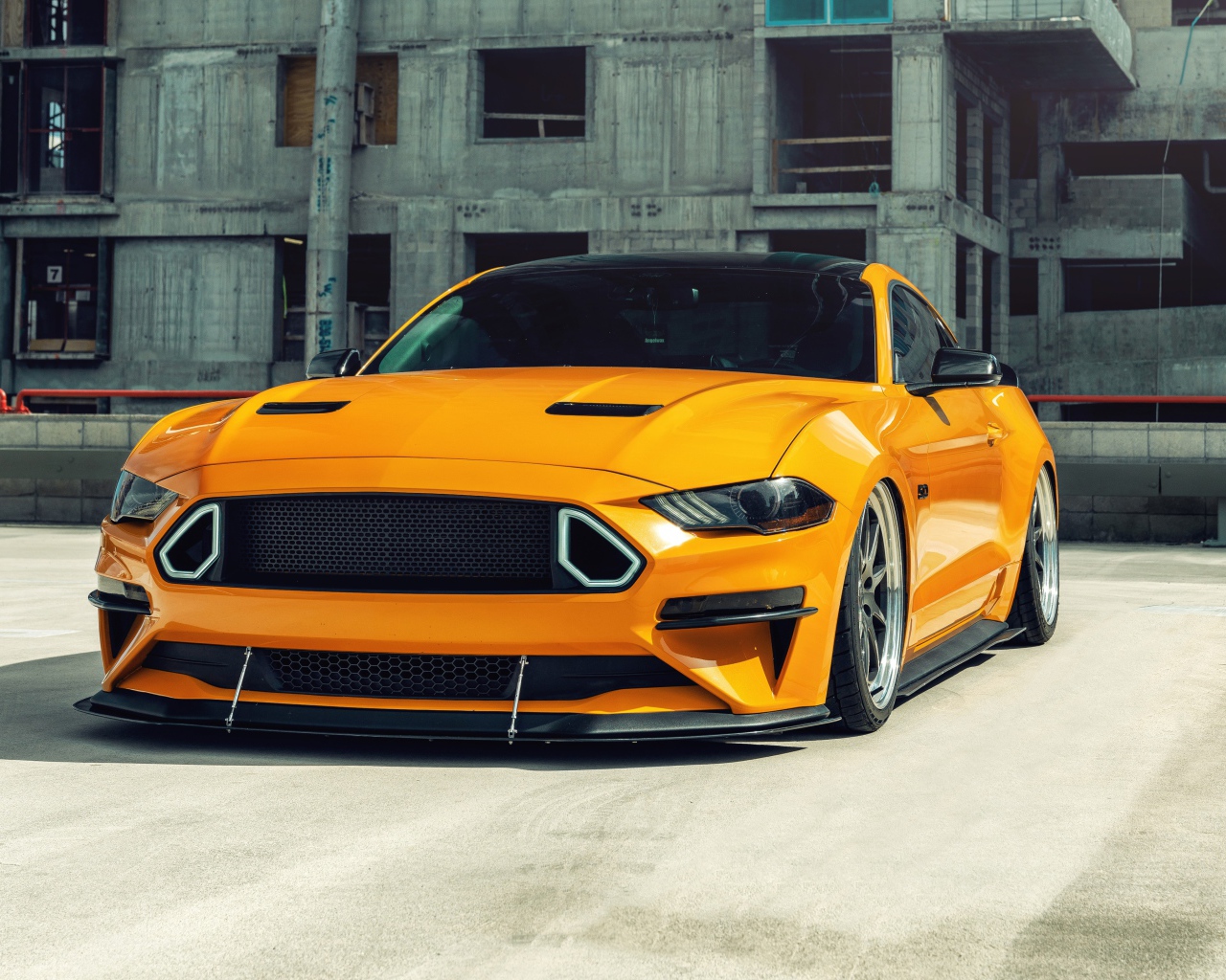 Оранжевый автомобиль  Mustang на стройке 