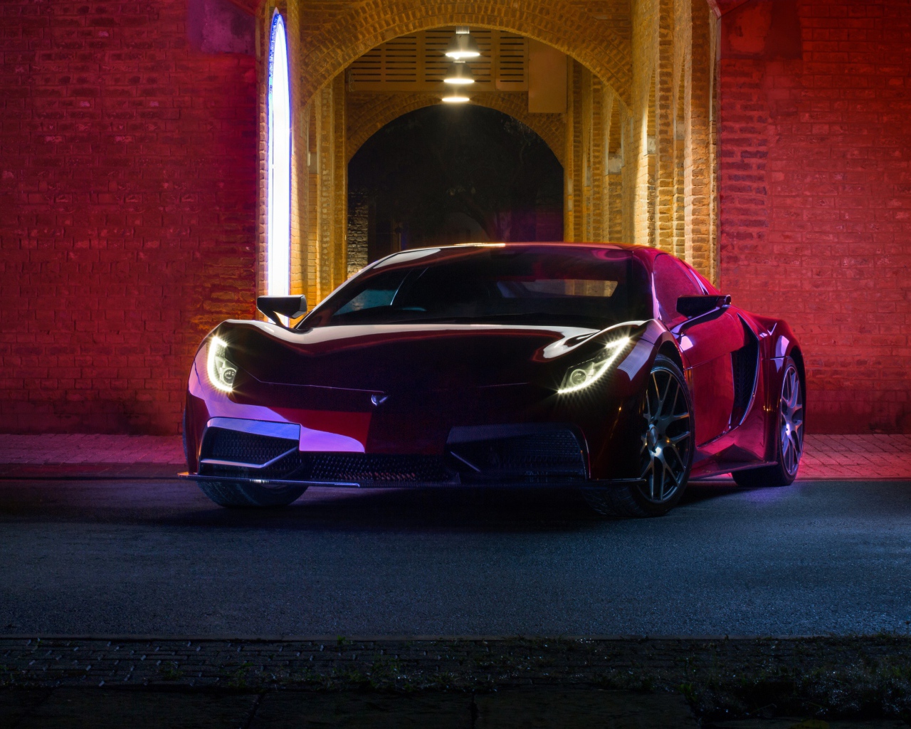 Красный автомобиль Vega EVX 2020 года у дома