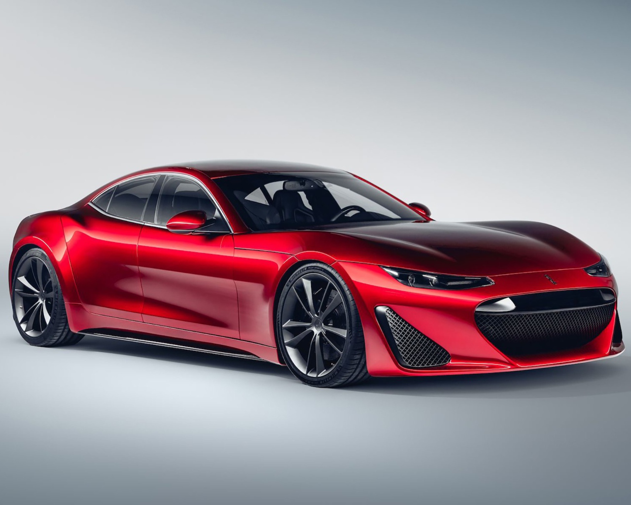 Красный автомобиль Drako GTE, 2020 года на сером фоне