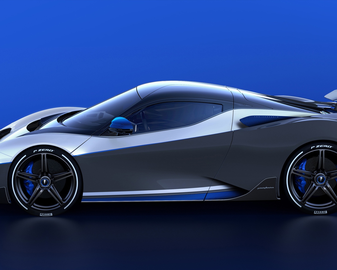Серебристый автомобиль Pininfarina Battista Anniversario 2020 года