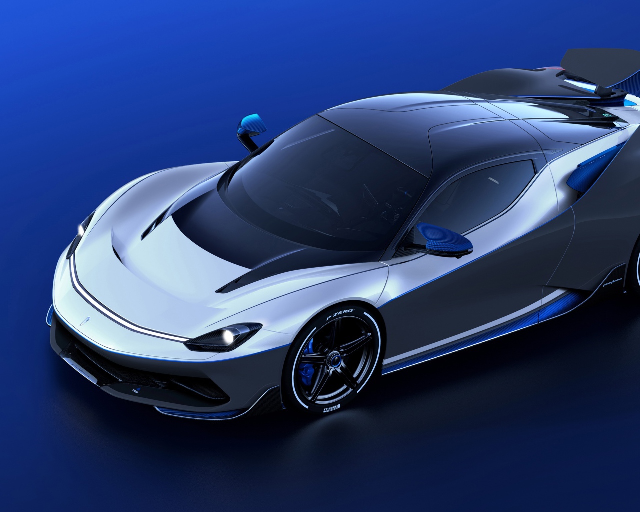 Серебристый автомобиль Pininfarina Battista Anniversario 2020 года на синем фоне