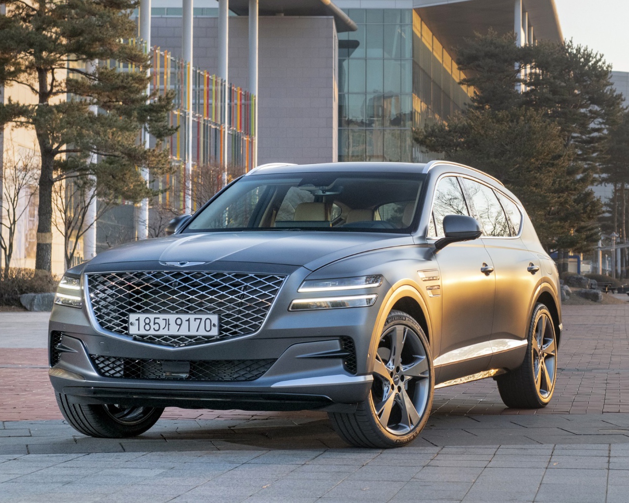 Серебристый автомобиль Genesis GV80, 2020 года