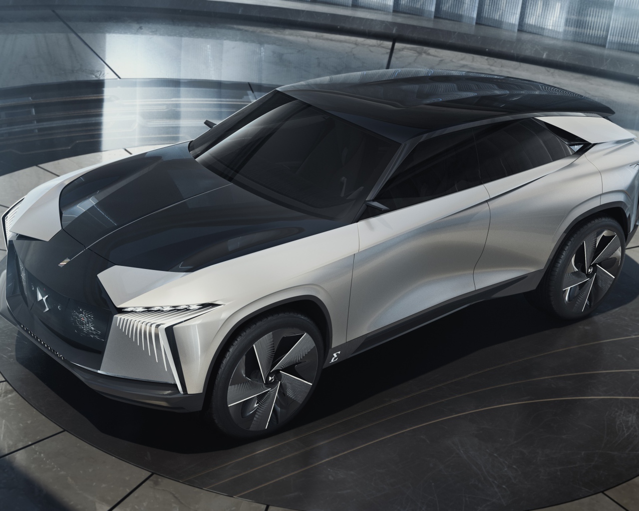 Серебристый внедорожник DS Aero Sport Lounge 2020 года на выставке 