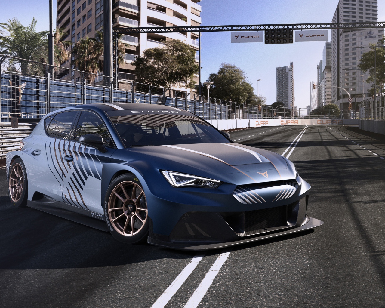 Стильный автомобиль Cupra Leon E-Racer 2020 года на гонках 