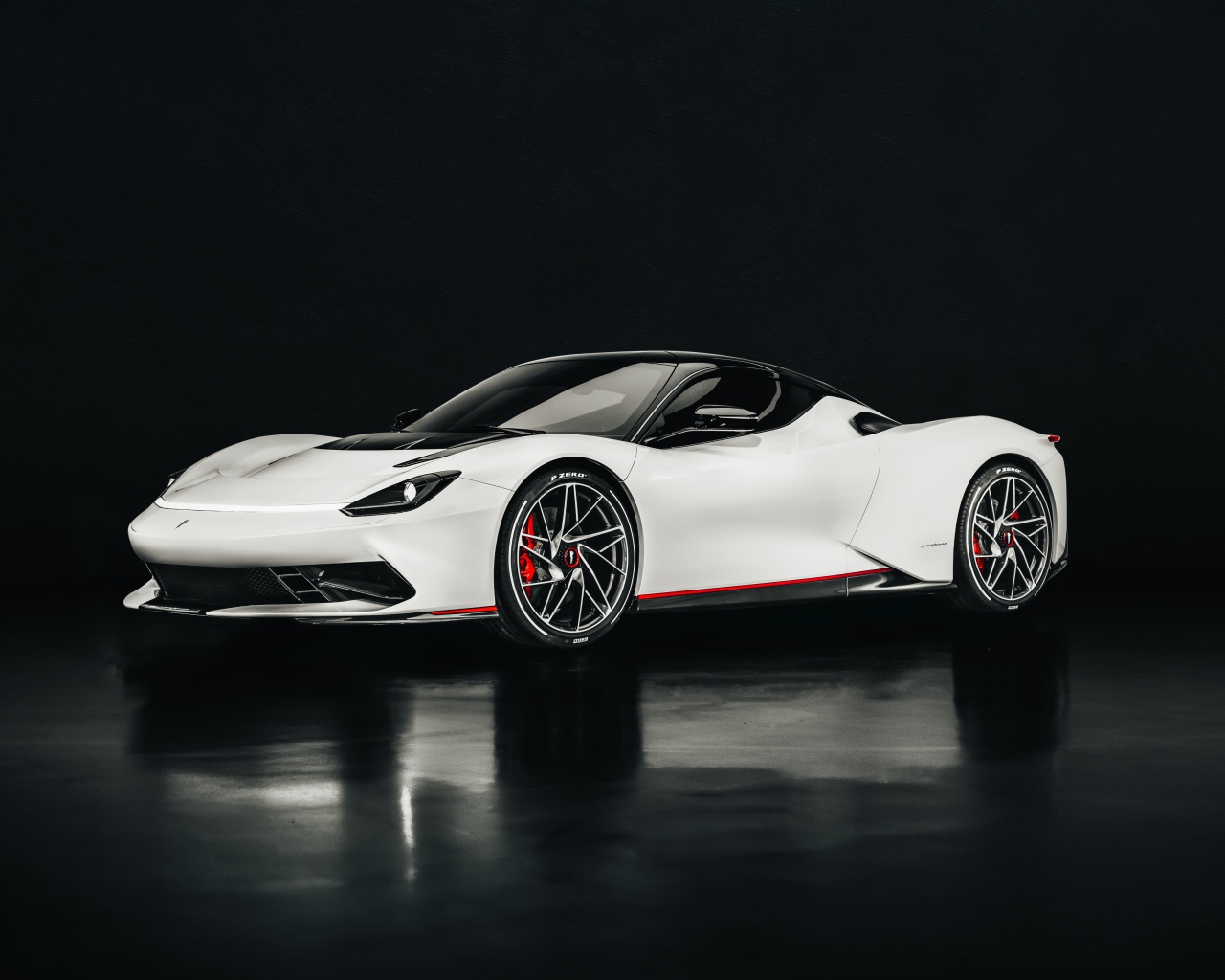 Белый спортивный автомобиль Pininfarina Battista 2020 года на черном фоне
