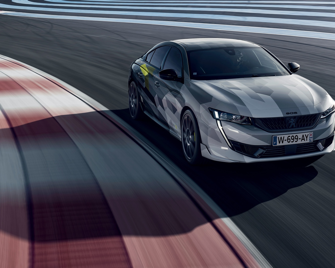 Автомобиль Peugeot 508, 2020 года на гоночной трассе