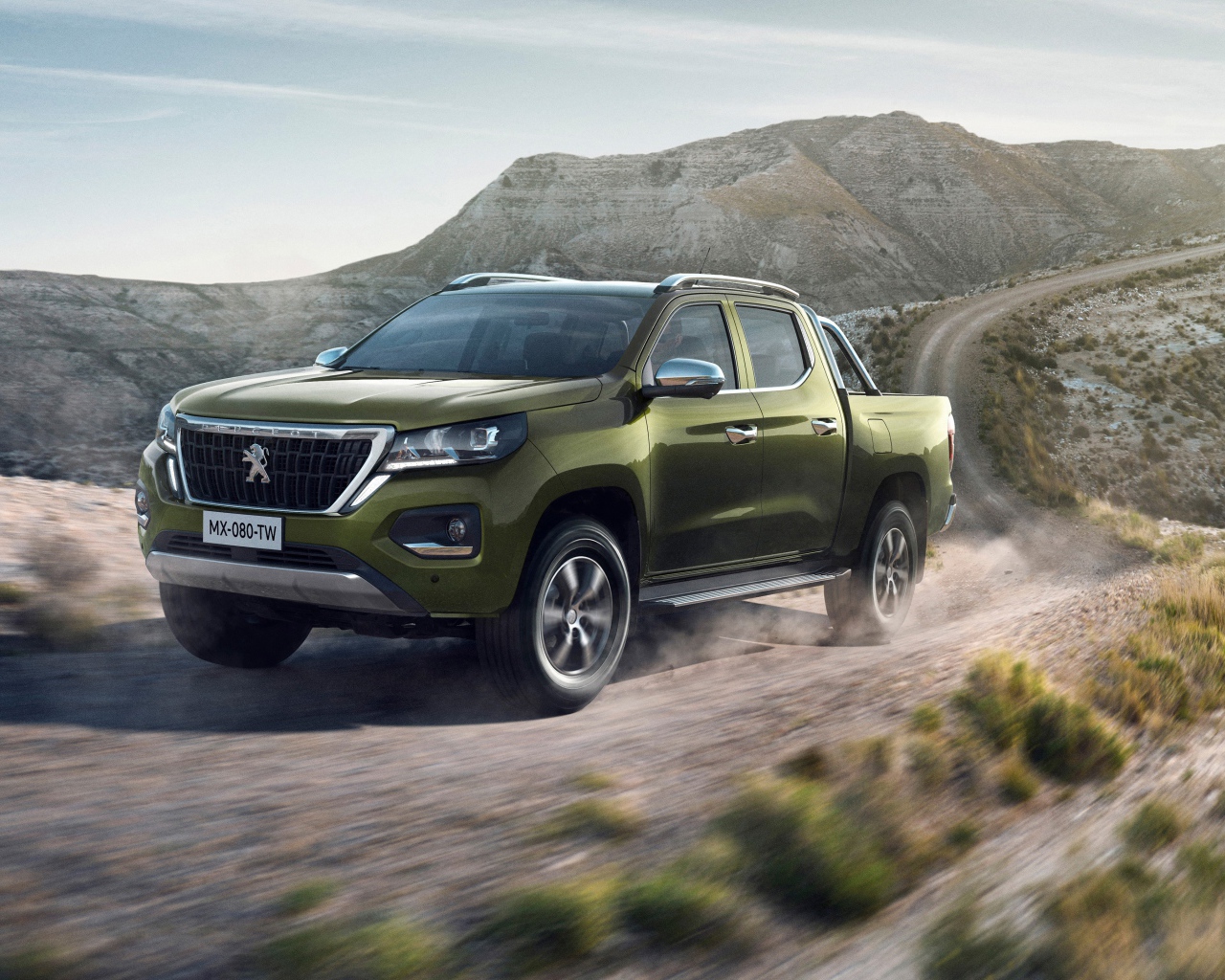 Внедорожник Peugeot Landtrek, 2020 года на горной дороге