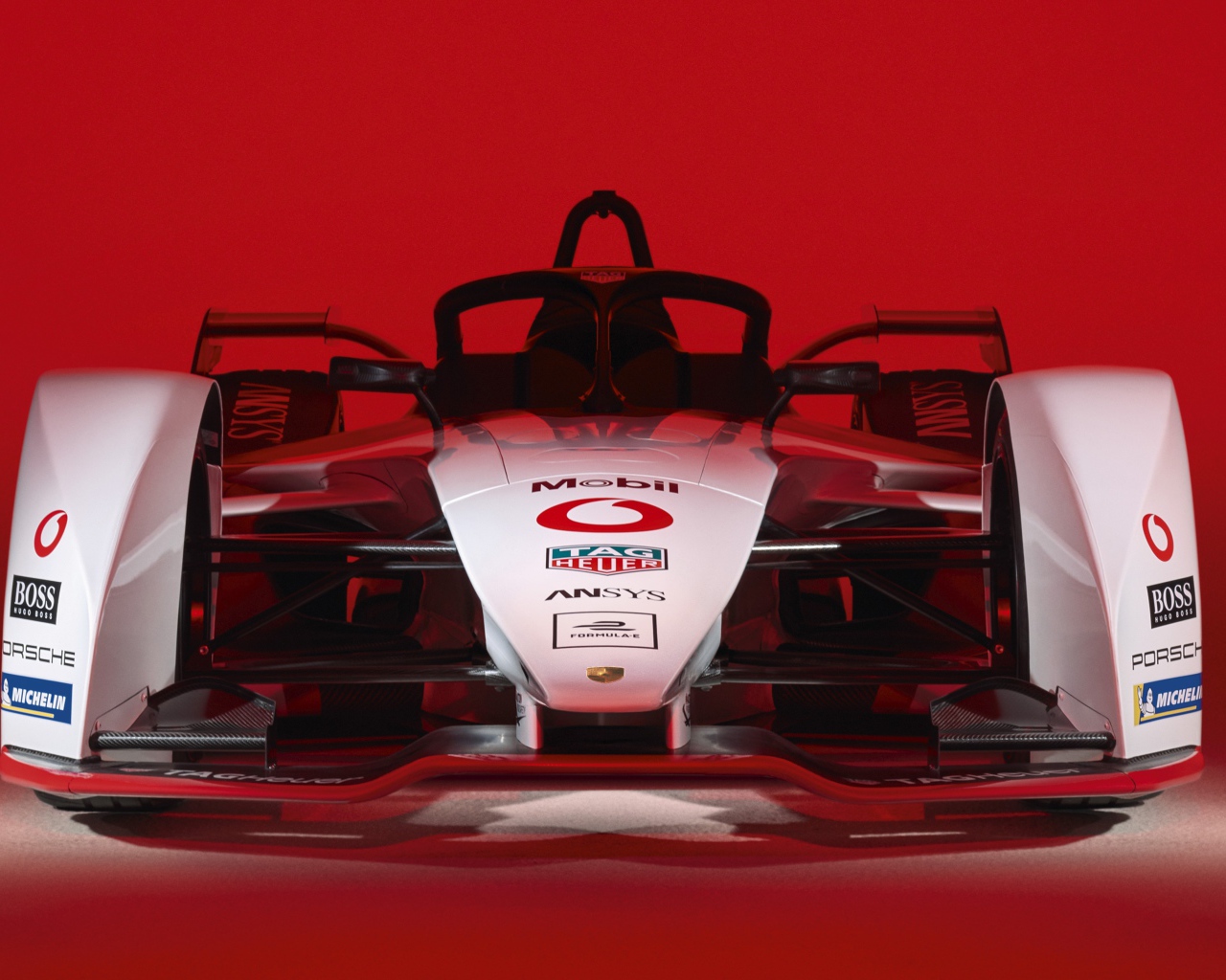 Гоночный автомобиль Porsche 99X Electric 2019 года вид спереди