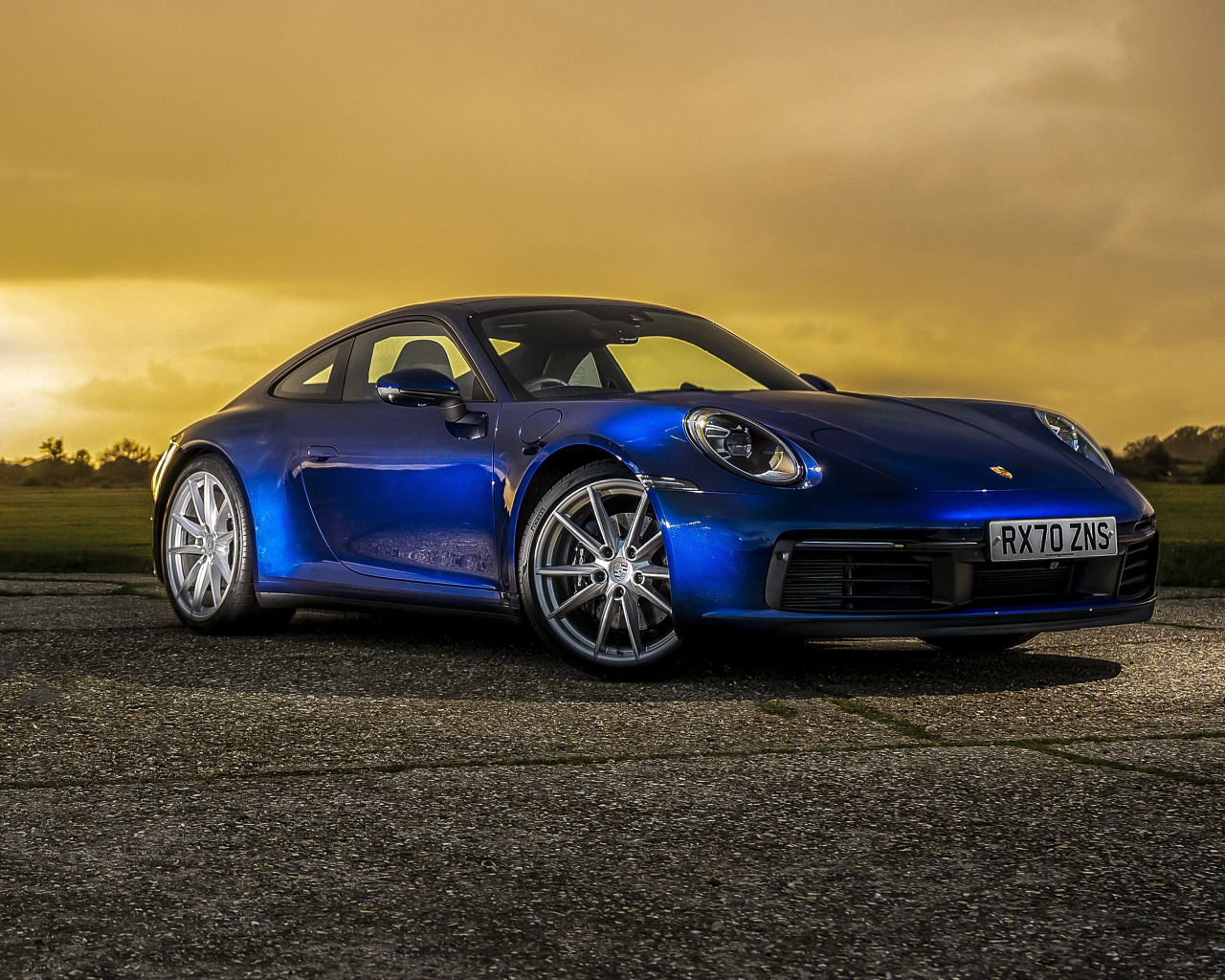 Синий автомобиль  Porsche 911 Carrera S MT 2020 года