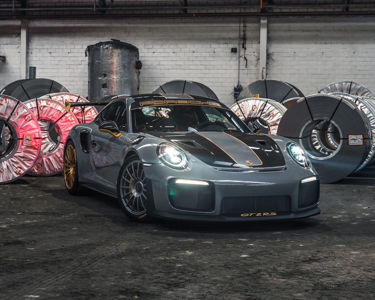 Спортивный автомобиль Porsche 911 GT2 RS 2020 года 