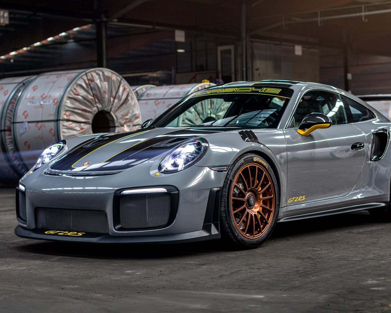 Автомобиль Porsche 911 GT2 RS 2020 года на заводе