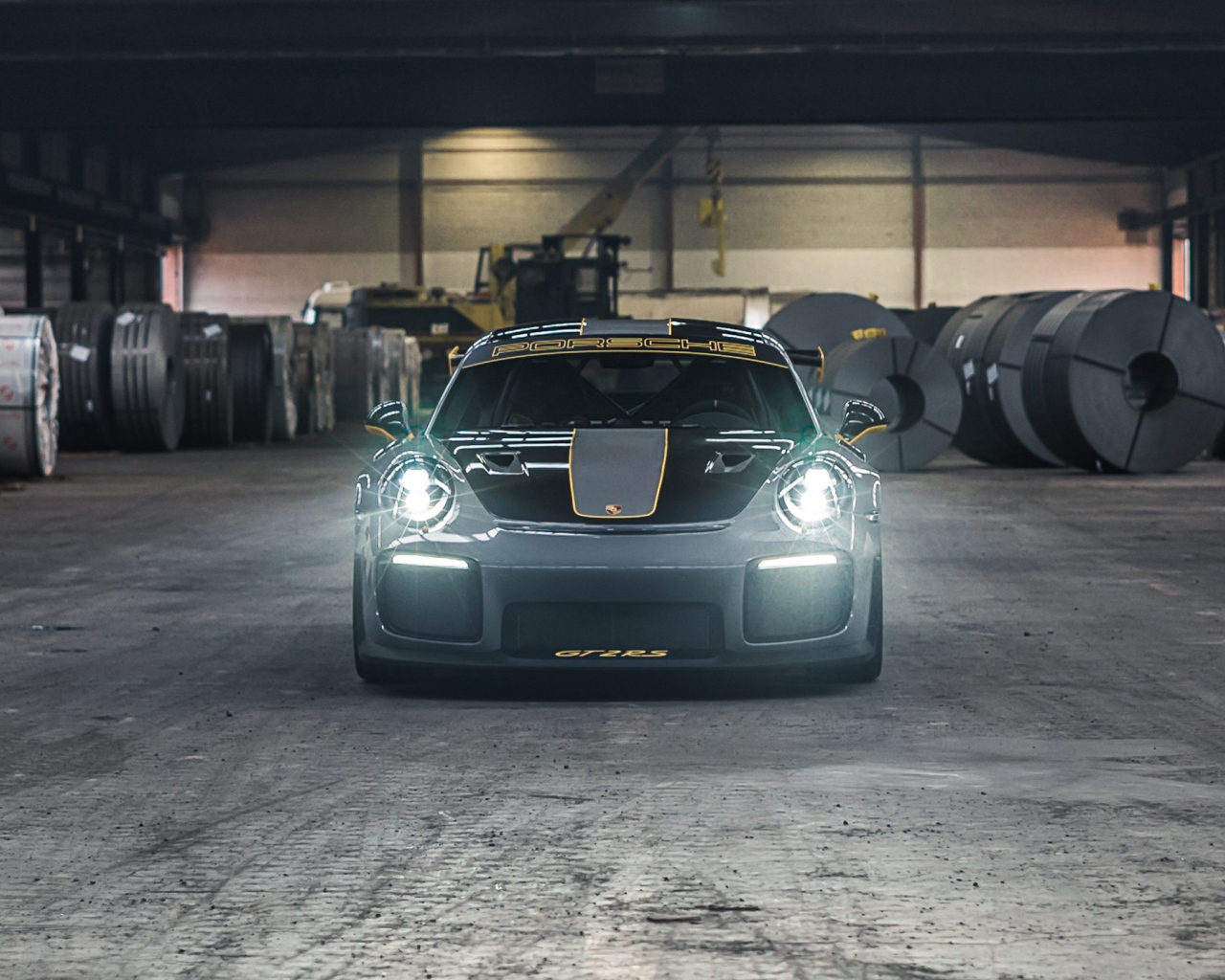 Автомобиль  Porsche 911 GT2 RS 2020 года с включенными фарами