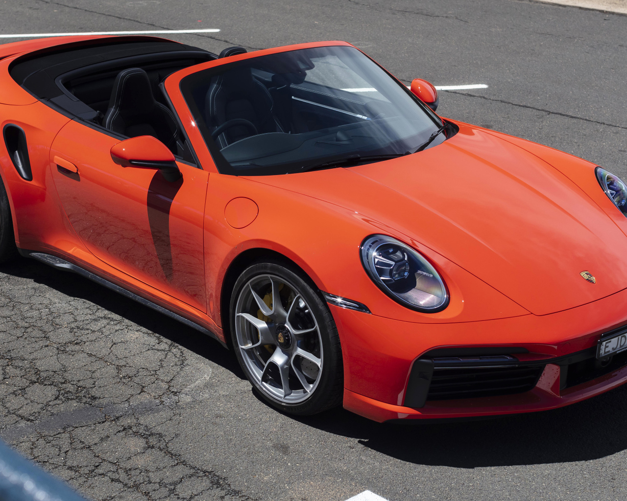 Автомобиль Porsche 911 Turbo S Cabriolet 2020 года