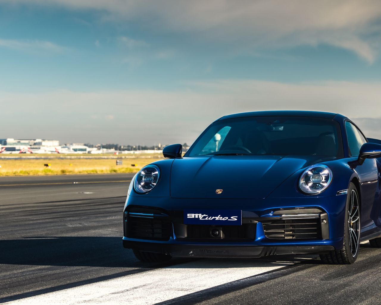 Синий автобус Porsche 911 Turbo S 2020 года на трассе