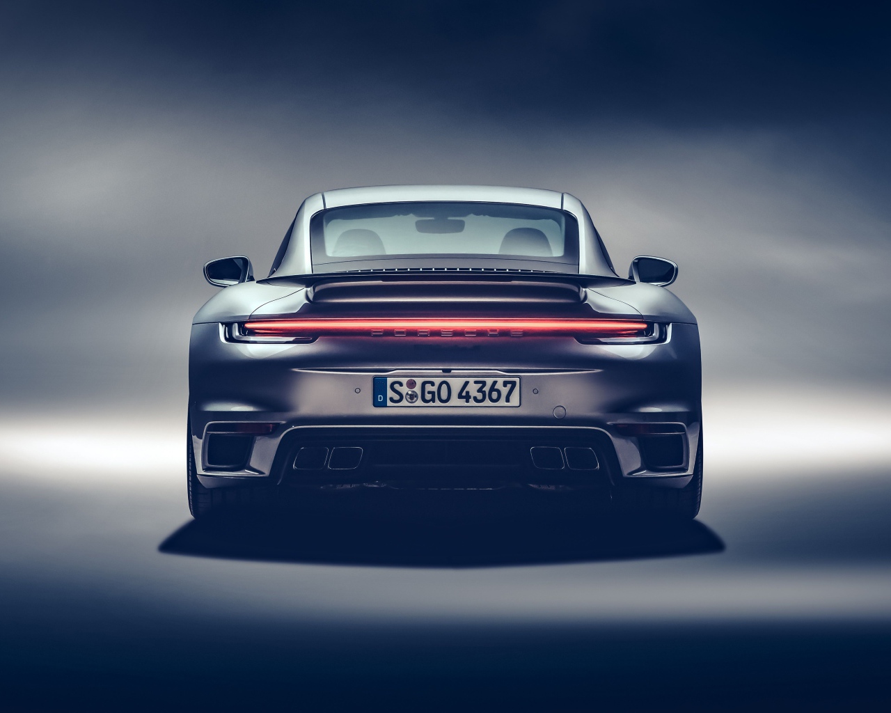 Автомобиль Porsche 911 Turbo S 2020 года вид сзади 