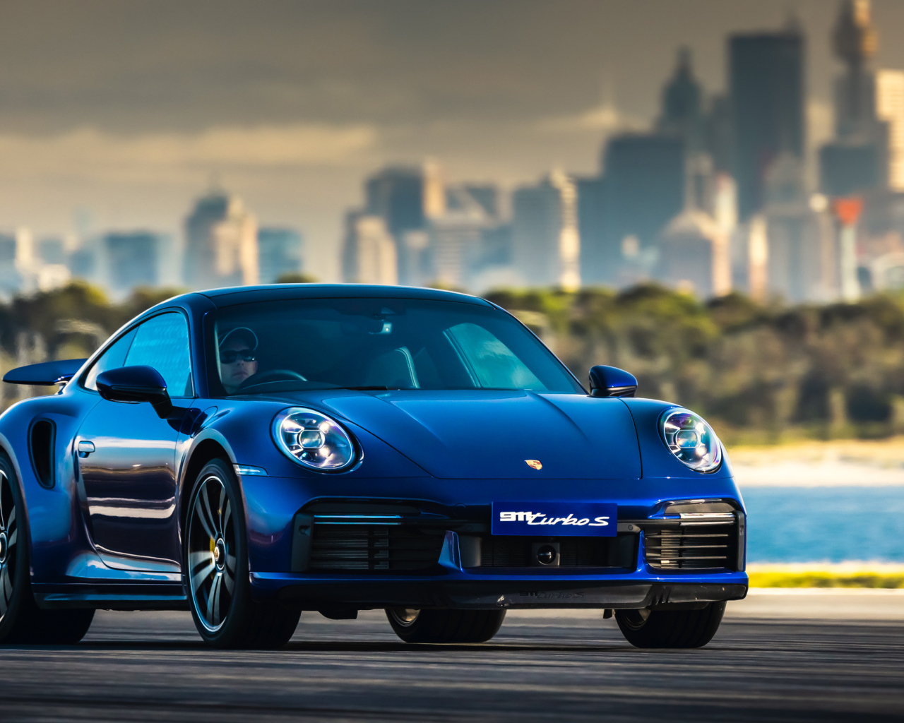 Автомобиль Porsche 911 Turbo S 2020 года на дороге