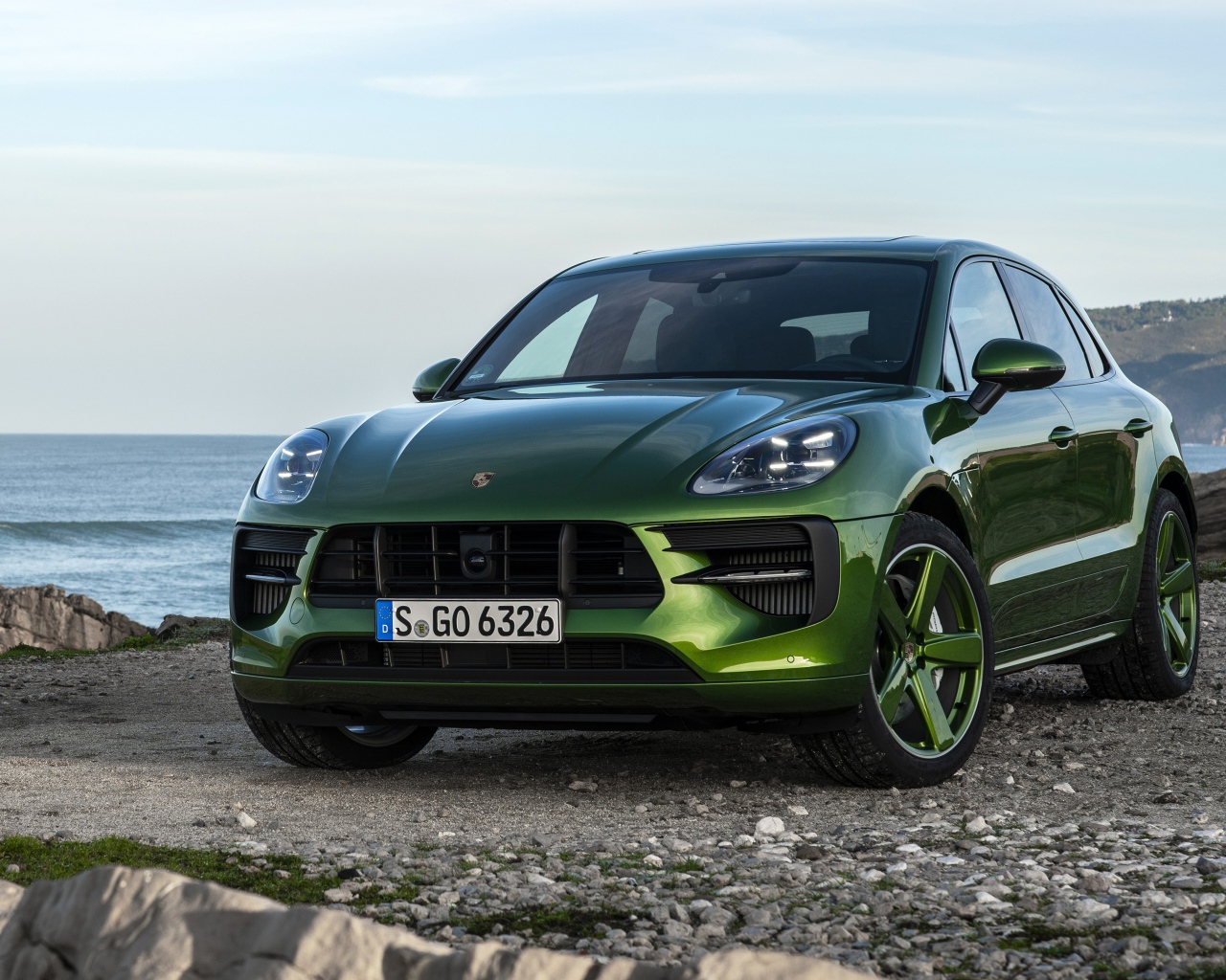 Зеленый автомобиль Porsche Macan GTS 2020 года на берегу моря