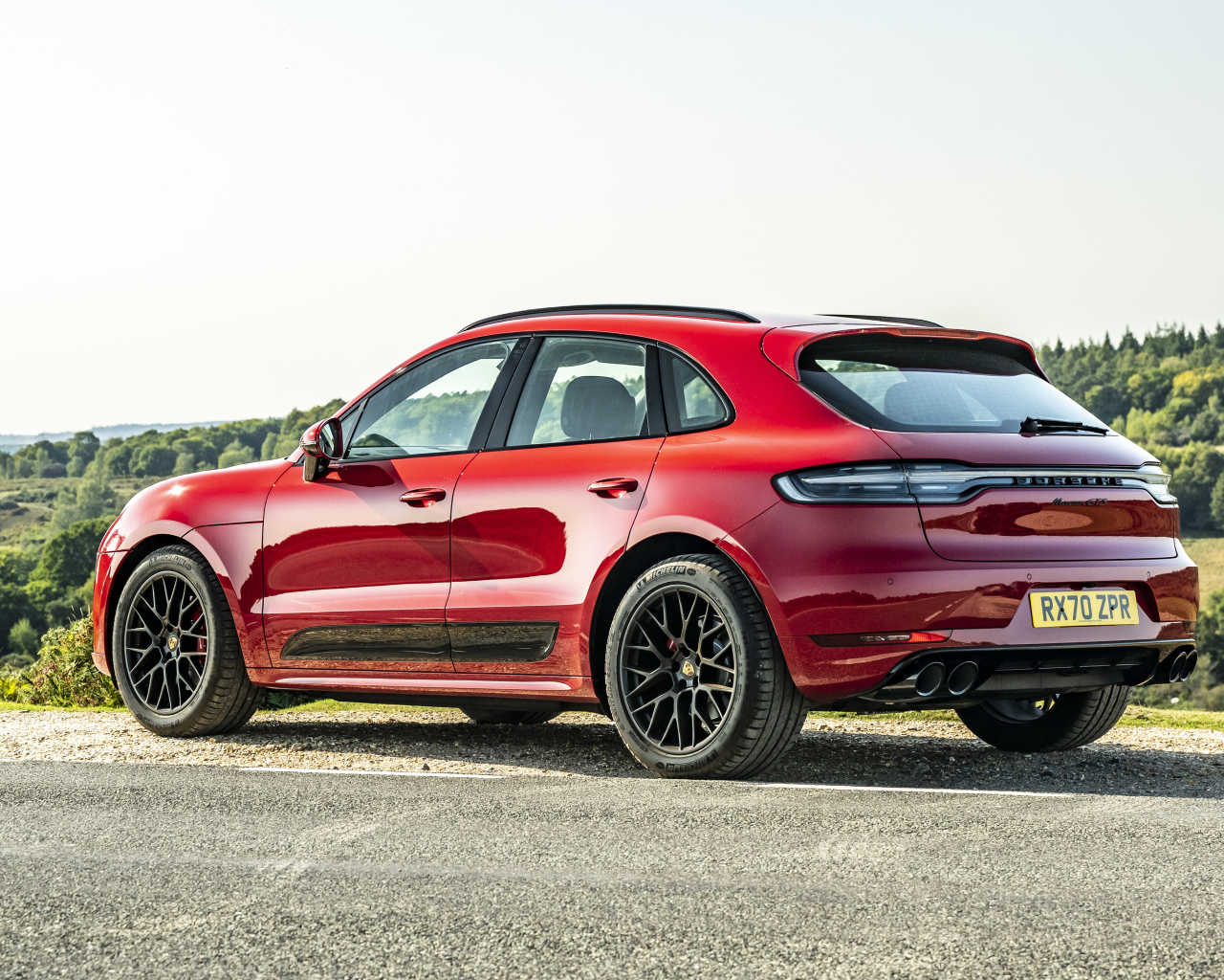 Красный кроссовер Porsche Macan GTS 2020 года вид сзади