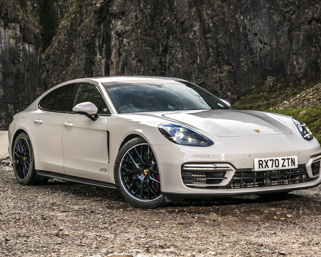 Автомобиль Porsche Panamera GTS 2020 года в горах