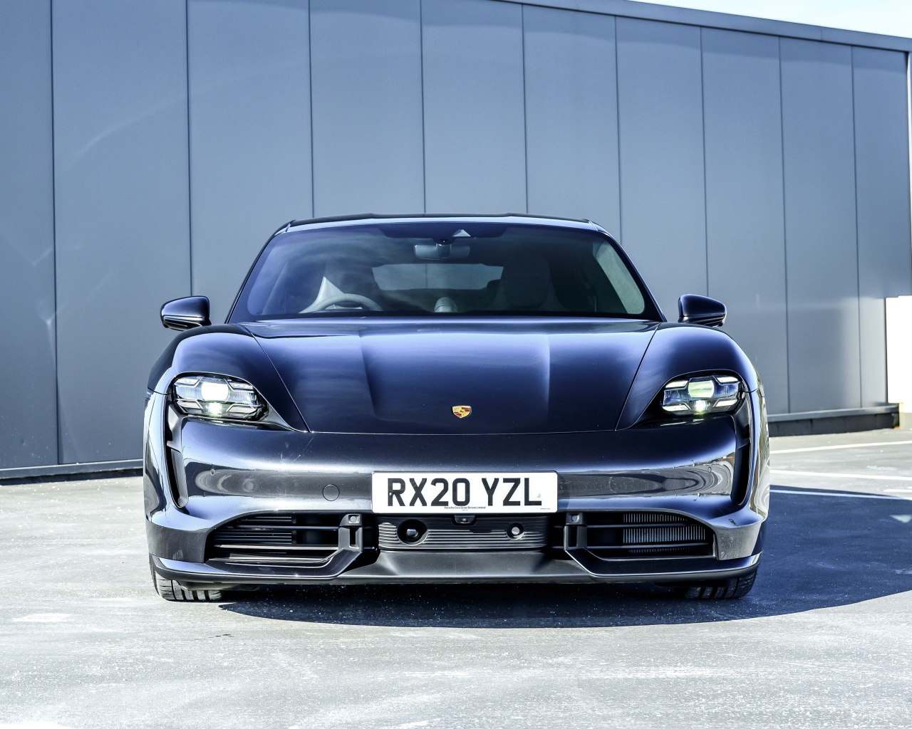 Автомобиль Porsche Taycan Turbo 2020 года вид спереди