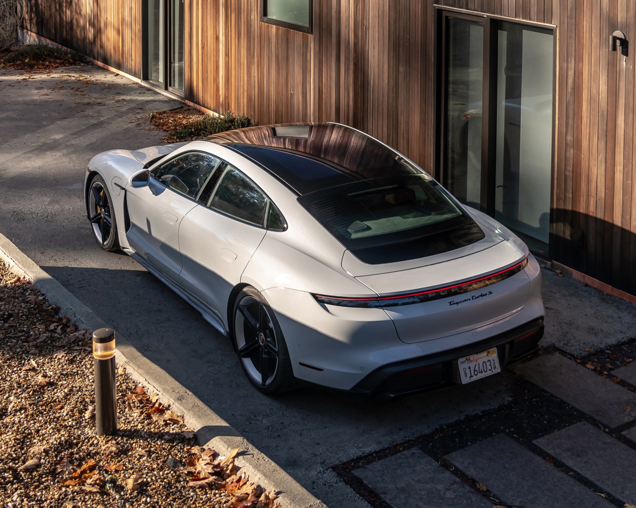 Автомобиль Porsche Taycan Turbo S, 2020 года у дома