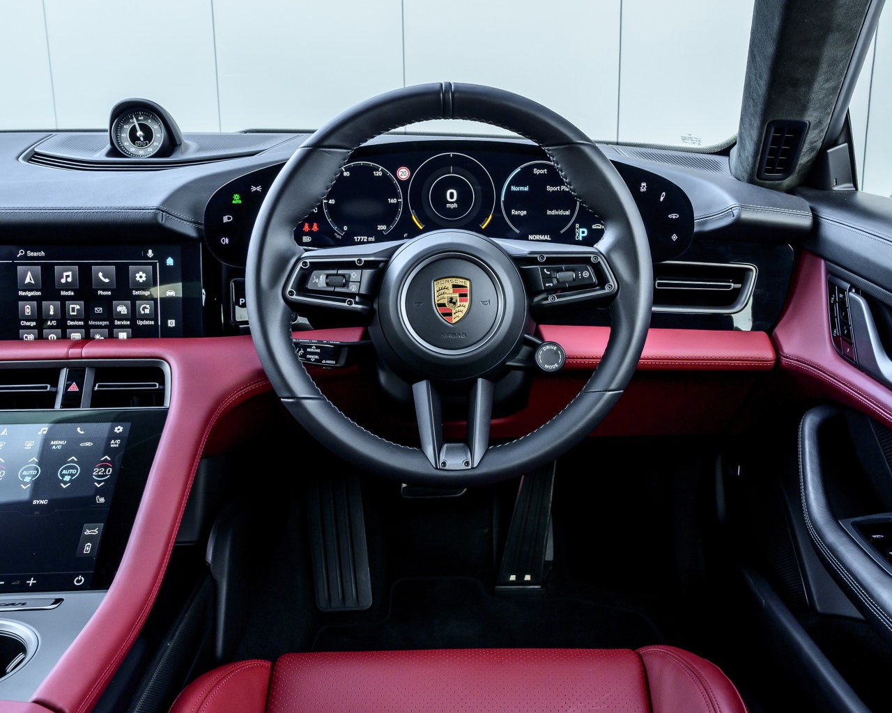 Салон автомобиля Porsche Taycan Turbo S 2020 года 