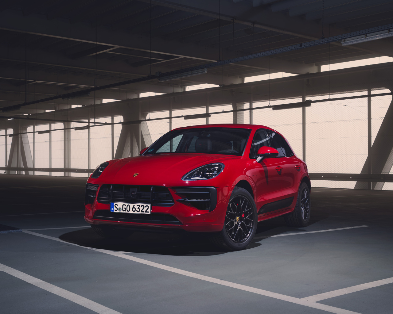 Красный внедорожник Porsche Macan GTS 2020 года 
