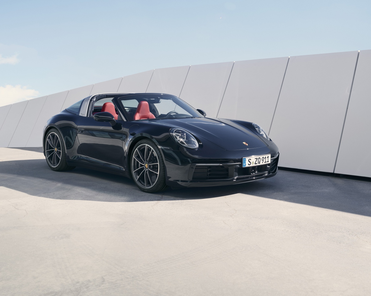 Черный Porsche 911 Targa 4S 2020 года в лучах солнца