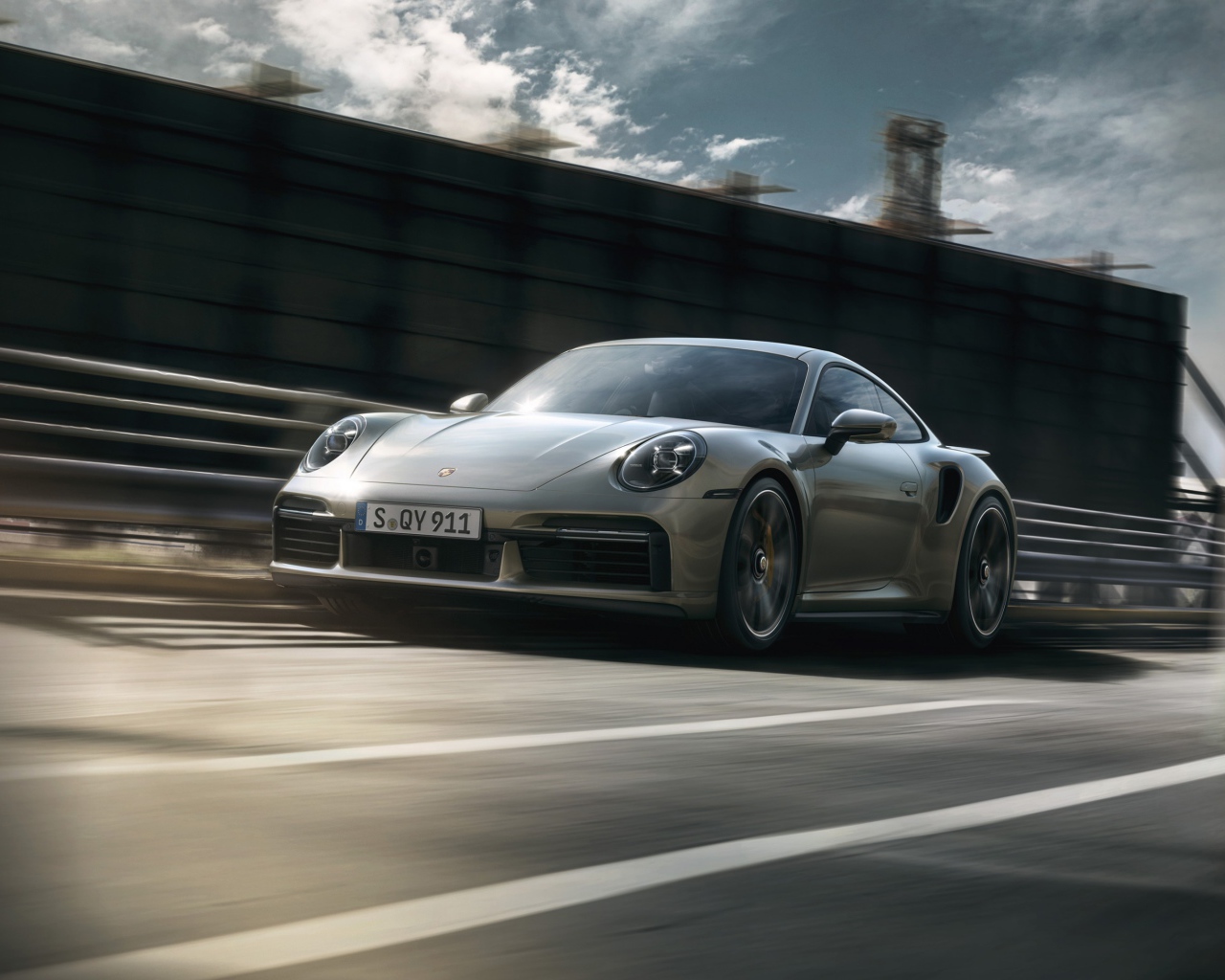 Быстрый компактный автомобиль Porsche 911 Turbo S 2020 года на трассе