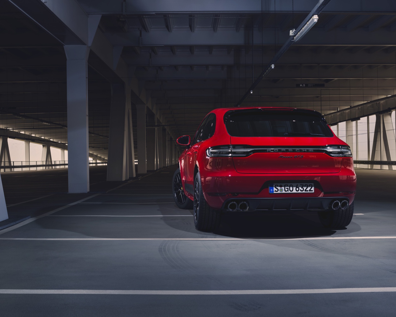 Красный внедорожник Porsche Macan GTS 2020 года на парковке