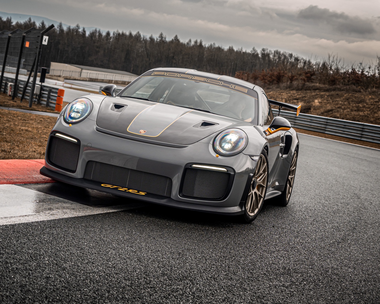 Серебристый автомобиль Porsche 911 GT2 RS 2020 года готовится к гонкам