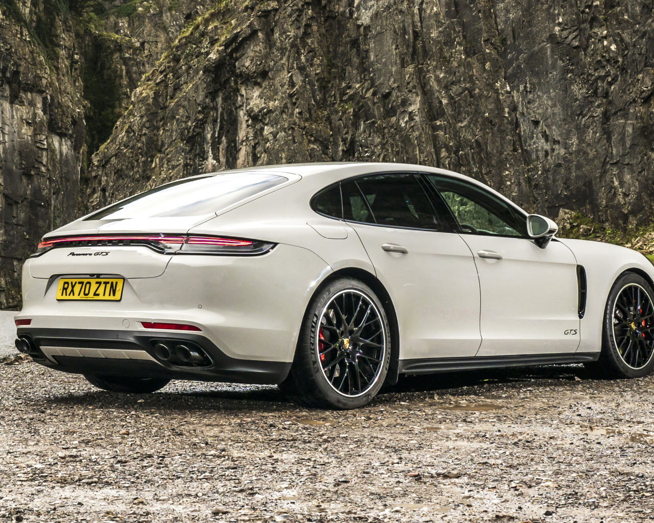 Белый Porsche Panamera GTS 2020 года вид сзади
