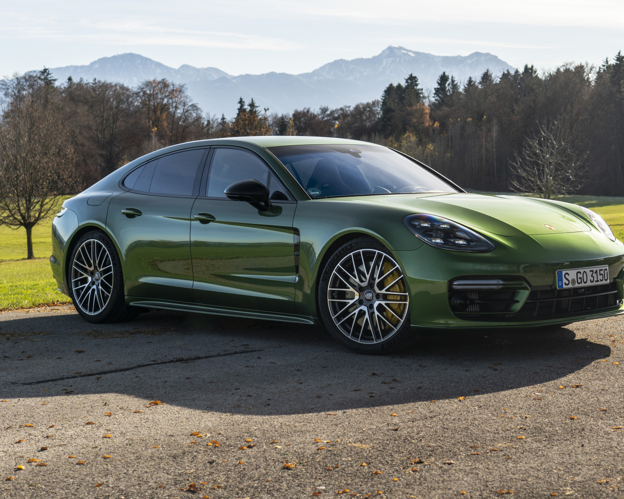 Зеленый автомобиль Porsche Panamera 4S 2021 года