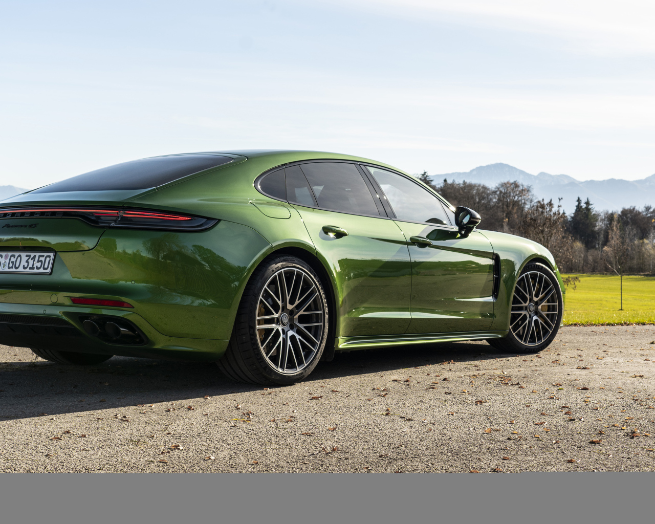 Зеленый автомобиль Porsche Panamera 4S 2021 года вид сзади