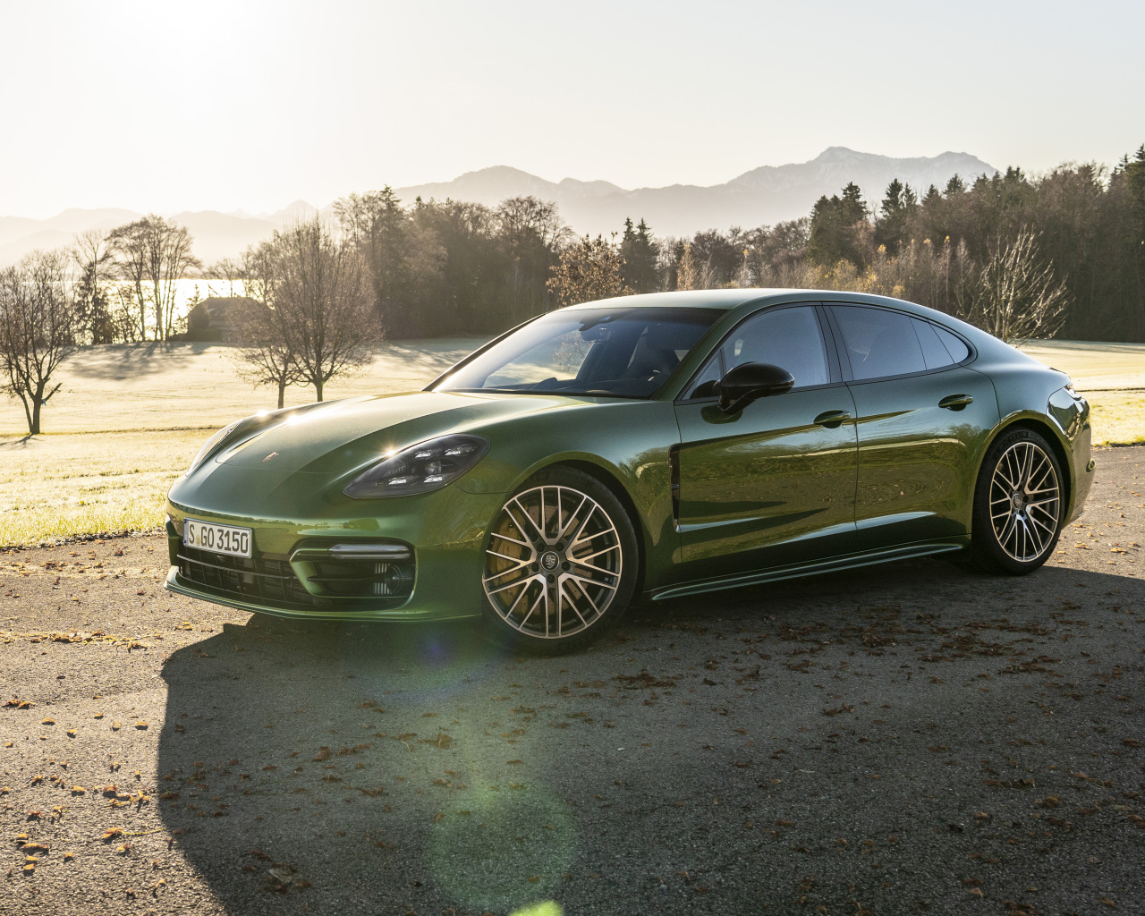 Автомобиль Porsche Panamera 4S 2021 года в лучах солнца