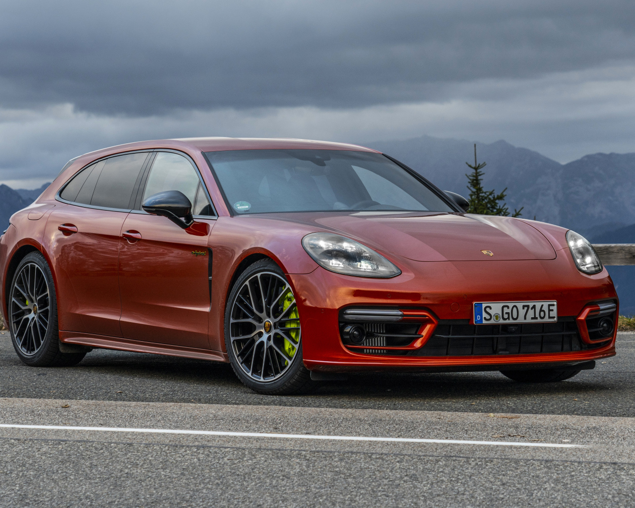 Автомобиль Porsche Panamera 4 E-Hybrid, 2021 года