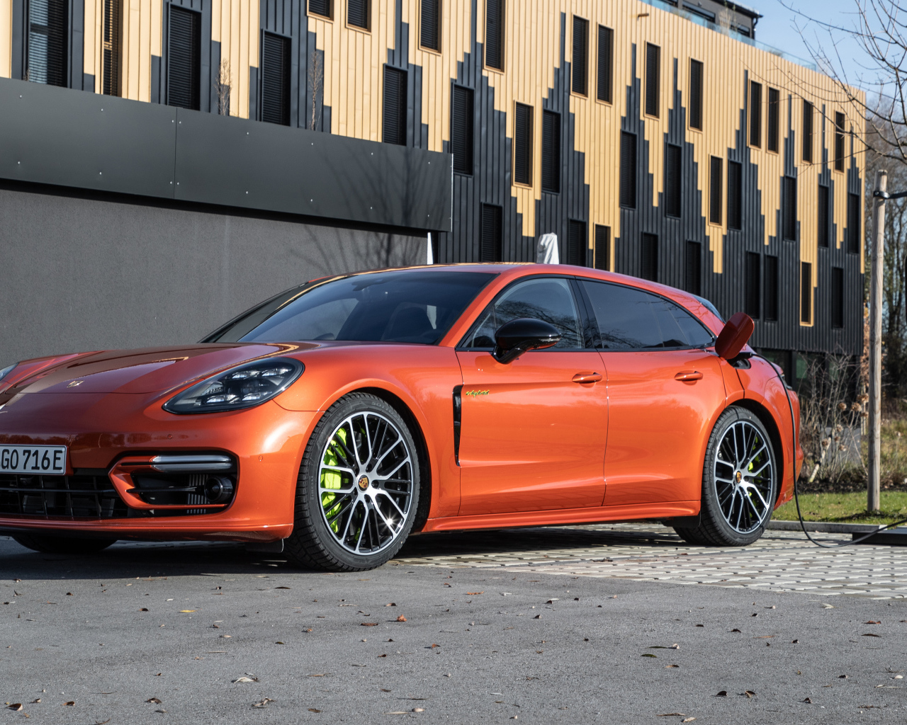 Автомобиль Porsche Panamera 4 E-Hybrid  2021 года на заправке