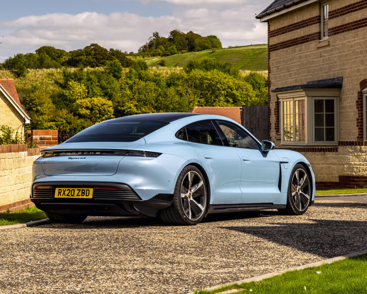 Автомобиль Porsche Taycan 4S 2021 года у дома