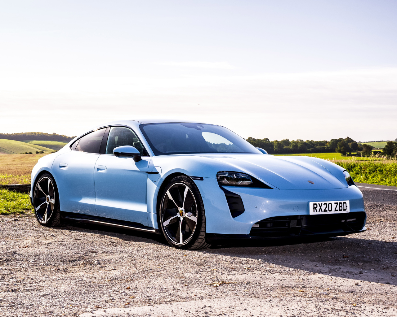 Голубой автомобиль Porsche Taycan 4S 2021 года