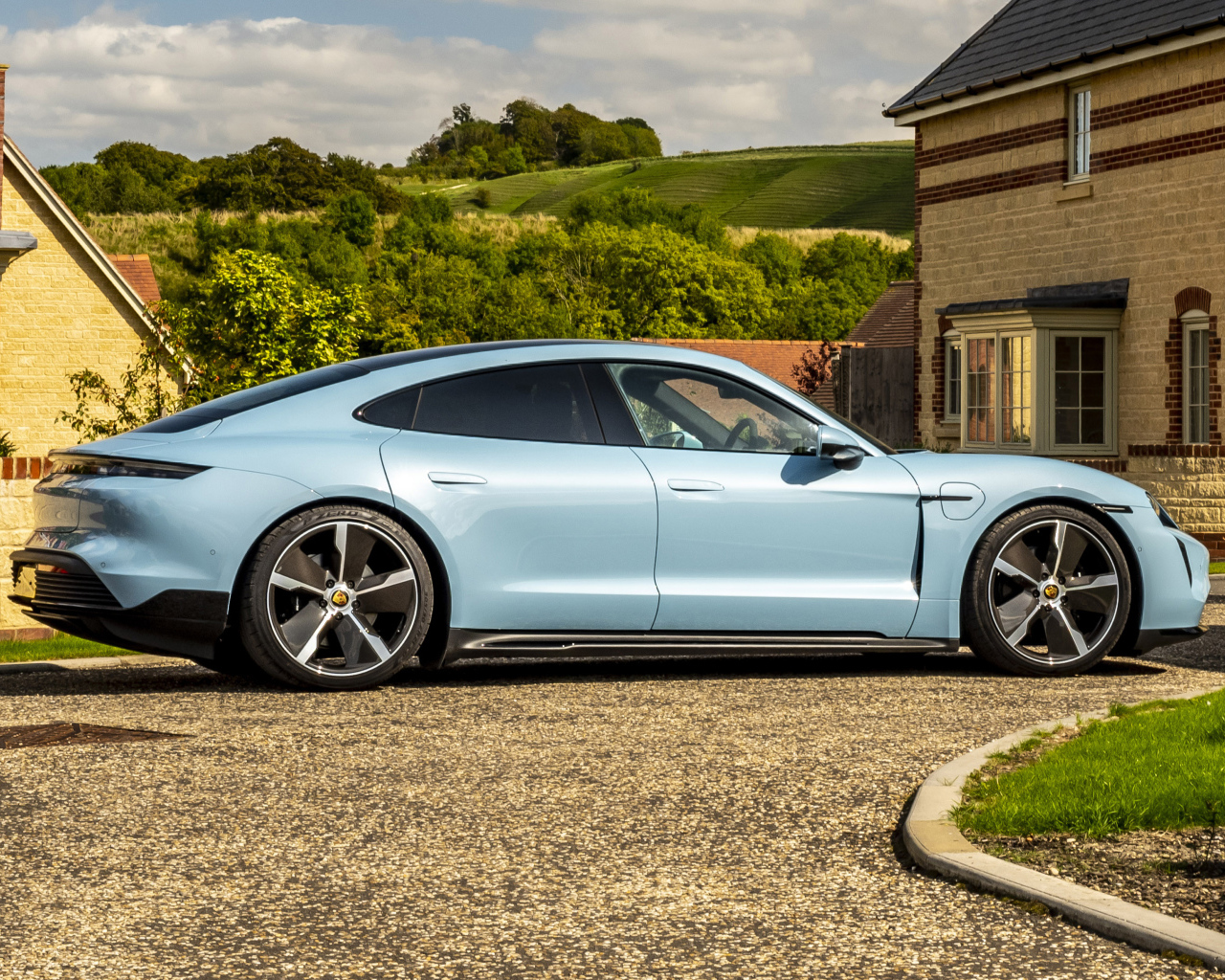 Автомобиль Porsche Taycan 4S 2021  года вид сбоку