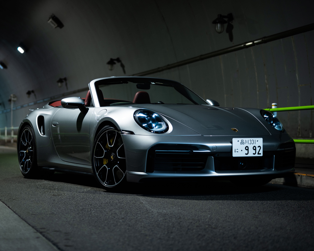 Серебристый Porsche 911 Turbo S Cabriolet 2021 года в тоннеле