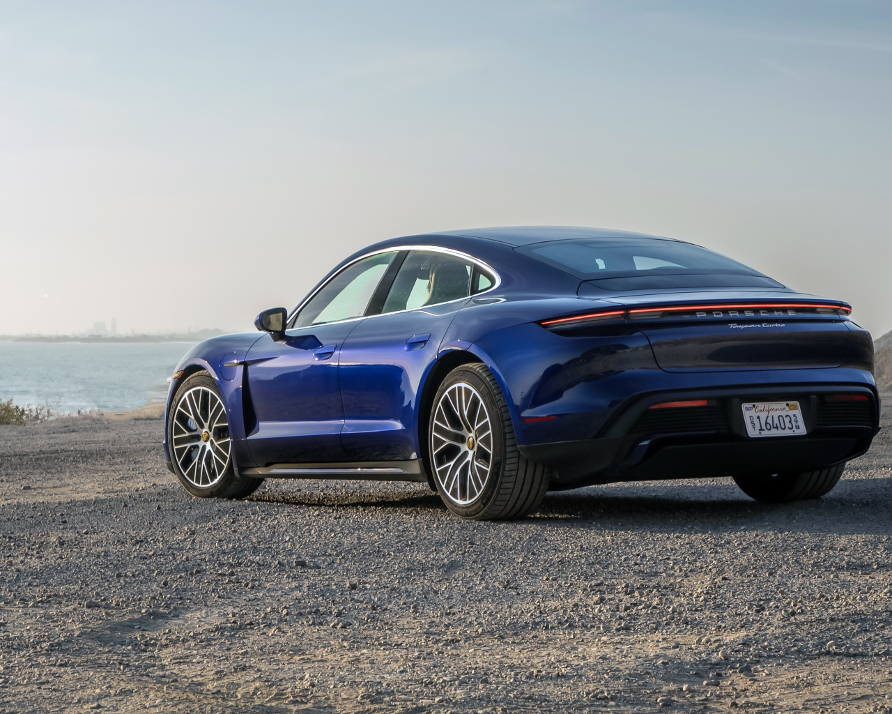 Синий автомобиль  Porsche Taycan, 2020 года вид сзади