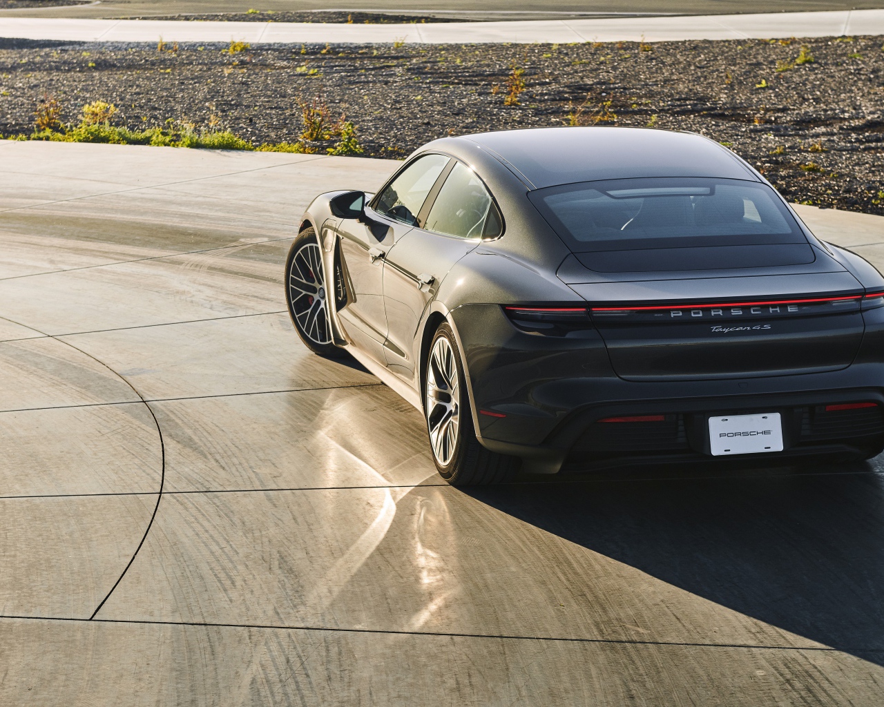 Быстрый  Porsche Taycan 4S, 2020 года на ровной дороге