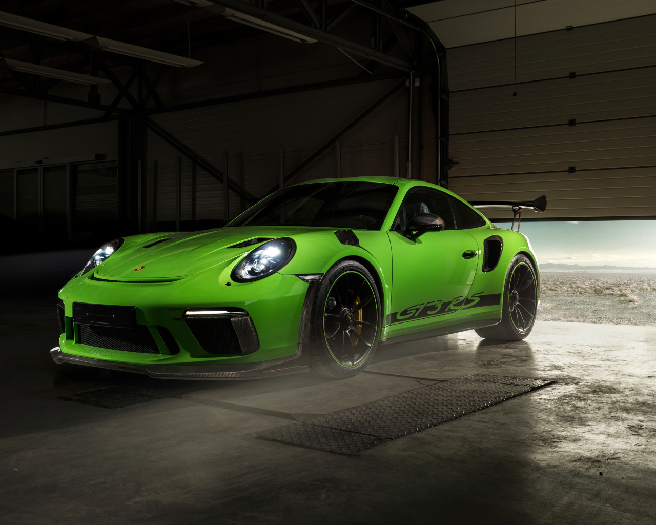 Зеленый автомобиль Porsche GT3 RS в гараже
