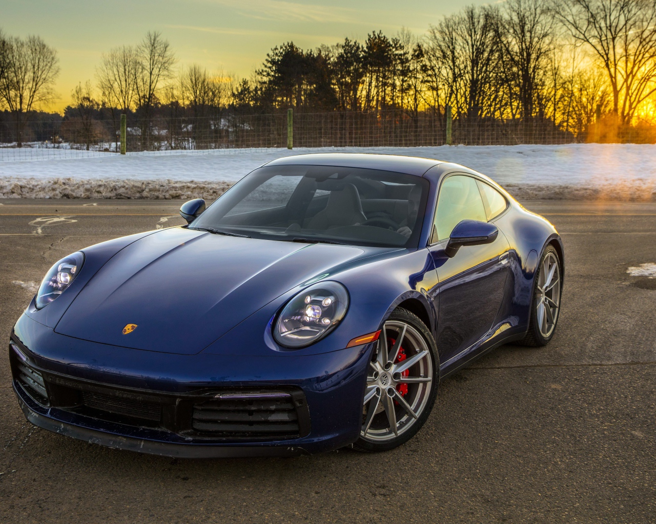 Автомобиль  Porsche 911 Carrera, 2020 года в лучах зимнего солнца