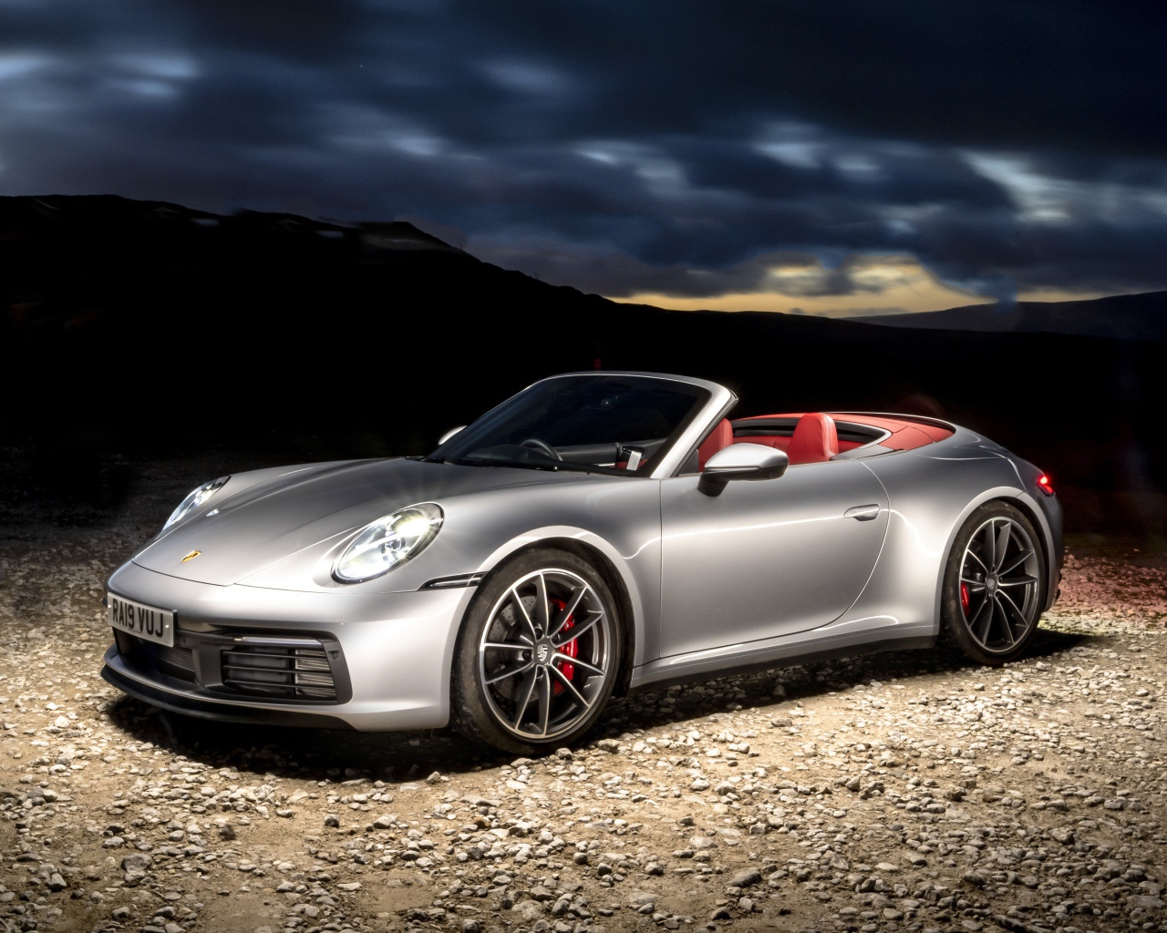 Автомобиль Porsche 911 Carrera 4S Cabriolet вечером