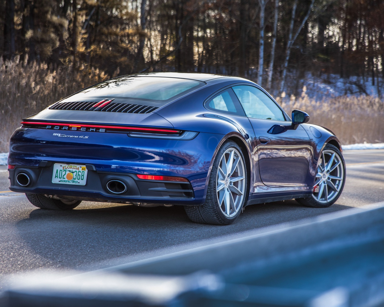 Автомобиль  Porsche 911 Carrera 4S, 2020 года вид сзади